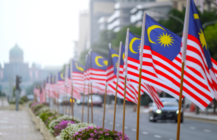 マレーシアの国旗と道