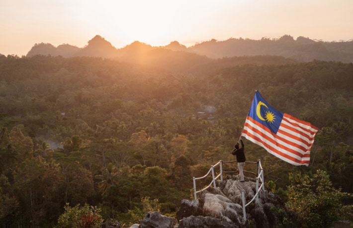 マレーシアの国旗を振っている人