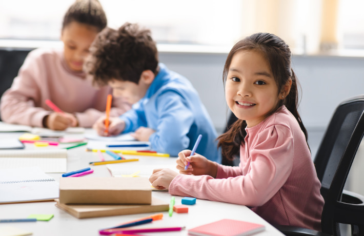 勉強をしている小学生