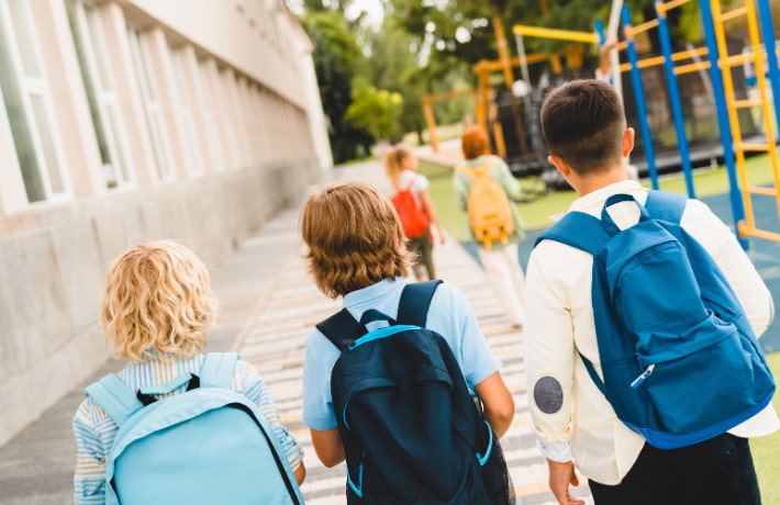登下校をしている学生