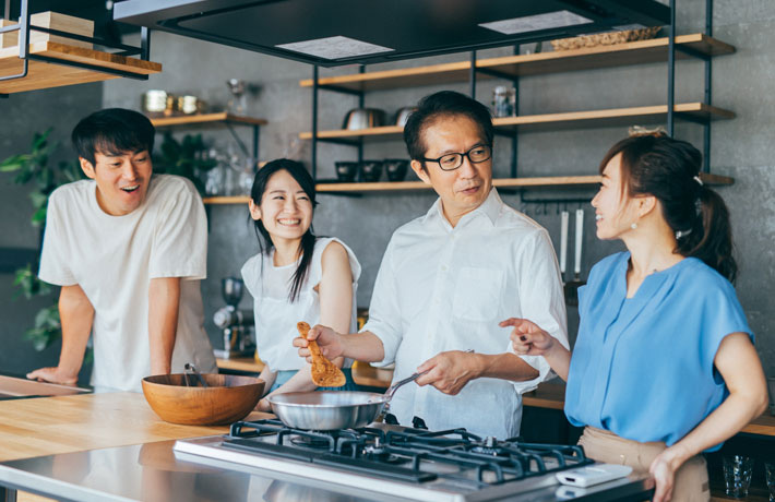 家で料理をしている人たち