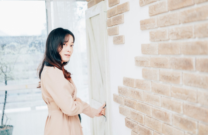 ドアを開けようとしている女性