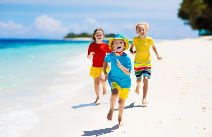 海で走っている子供3人