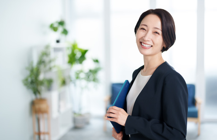 笑っている女性